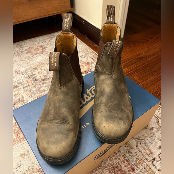 SOLD Blundstone Chelsea boots #585 in rustic brown - Picture 2 of 7